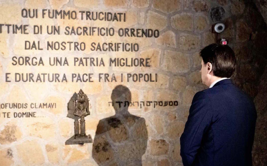 Il Presidente del Consiglio, Giuseppe Conte, ieri in visita alle Fosse Ardeatine