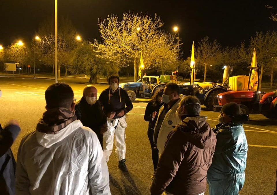 Il sindaco Enrico Mascia (a sinistra) durante operazioni di sanificazione a Policoro