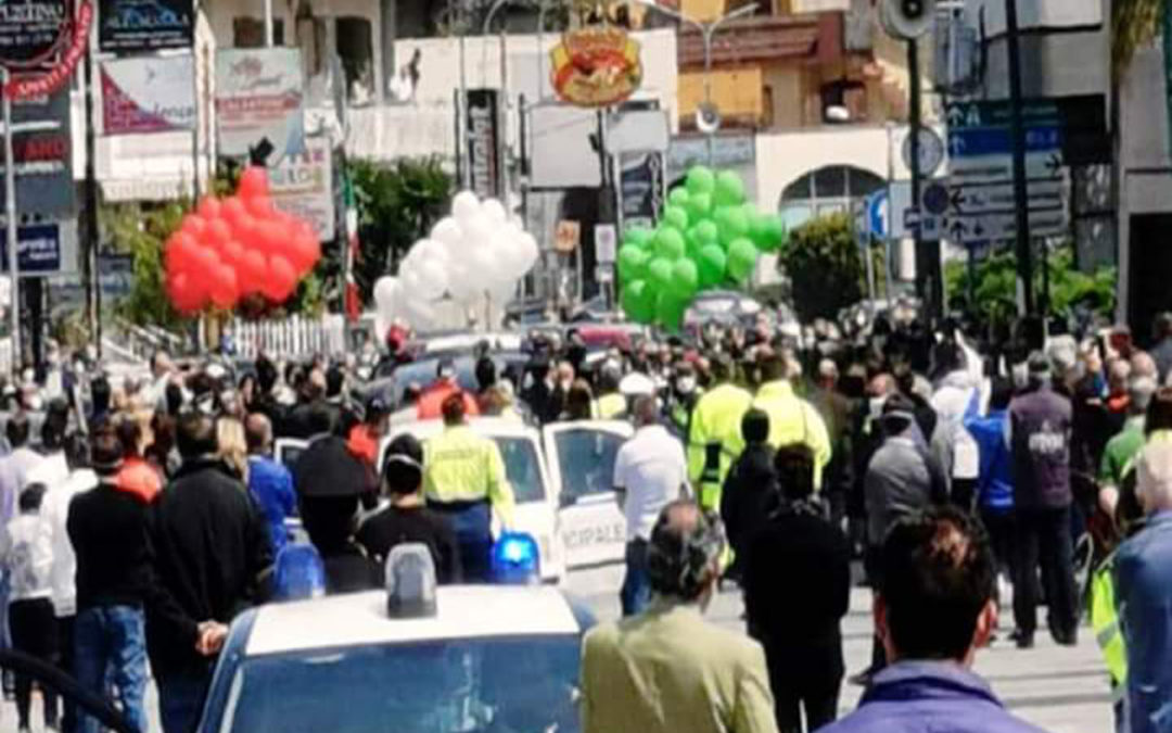 Coronavirus: folla per il corteo funebre del sindaco Sommese, indaga la Procura di Nola