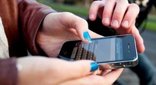 Strappa il cellulare dalle mani dell’ex, arrestato per rapina