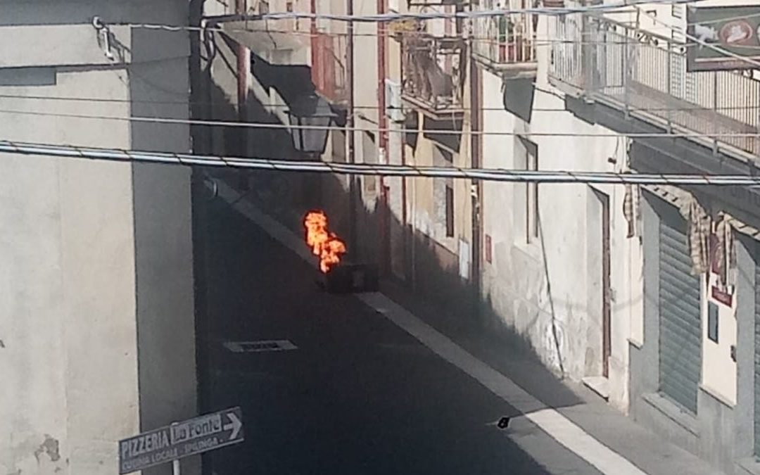 VIDEO – Bombola del gas in fiamme in pieno centro a Spilinga, intervengono i vigili del fuoco