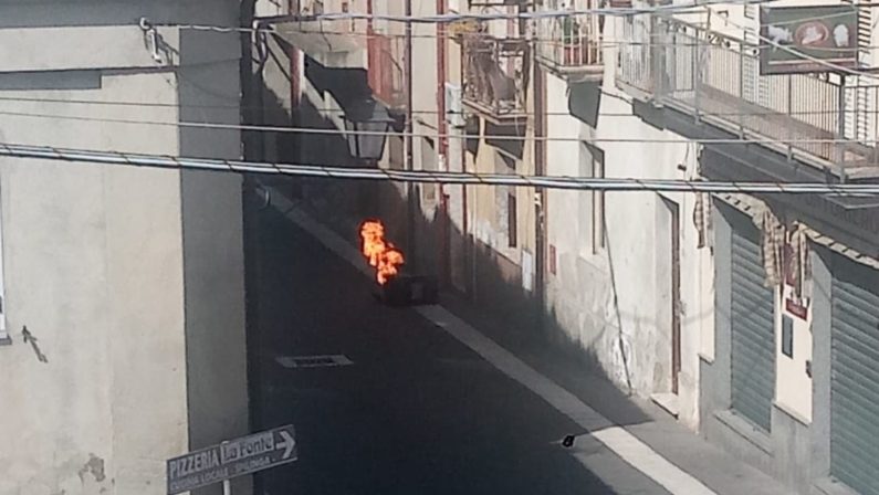 VIDEO - Bombola del gas in fiamme in pieno centro a Spilinga, intervengono i vigili del fuoco