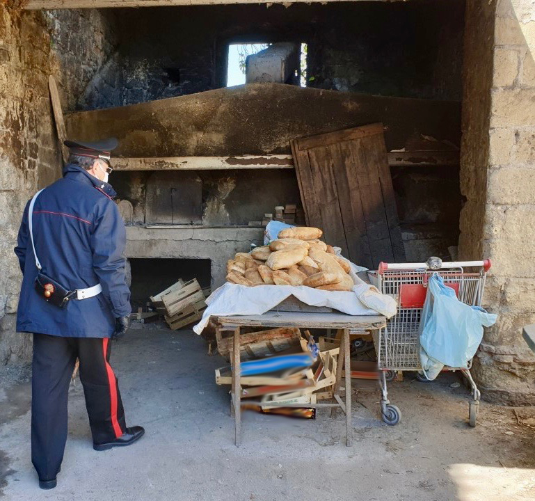 Denunciati fratello e sorella per panificazione abusiva, sequestrati 60 chili di pane appena sfornati