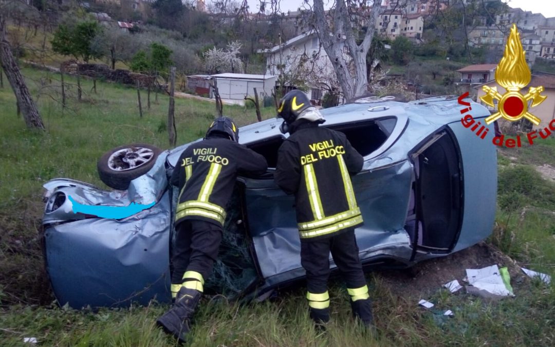 Montefalcione, auto si ribalta, muore incastrato tra le lamiere