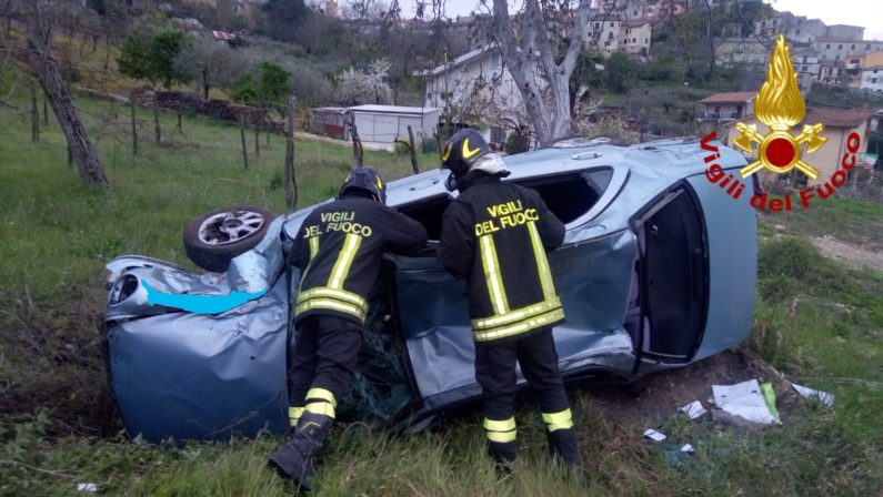 Montefalcione, auto si ribalta, muore incastrato tra le lamiere