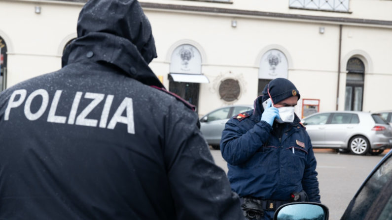 Droga, aggredisce i poliziotti e grida alla moglie: «Butta tutto nel gabinetto»