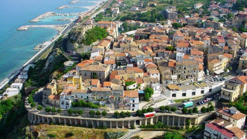 Muore a trent'anni mentre fa il bagno al mare, tragedia a San Lucido