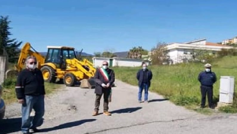 Cosenza, sit in del sindaco di Mottafollone: «No ai pazienti della Rsa di Torano nelle nostre strutture»