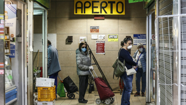 Istat, spesa media delle famiglie in calo del 9% su base annua: la più forte contrazione dal 1997 