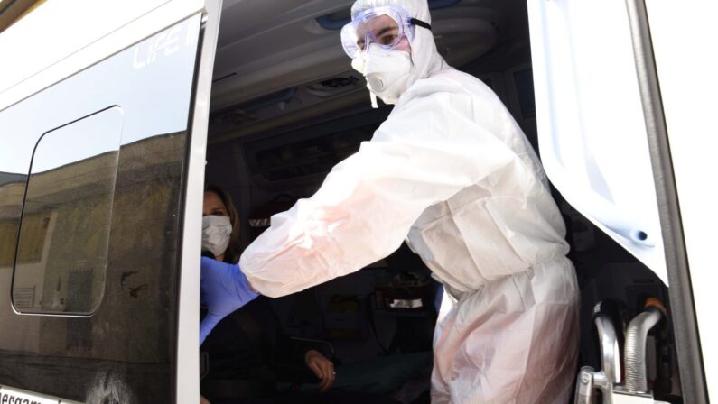 Coronavirus, 300 nuovi casi e 92 decessi, ricoveri ancora in calo