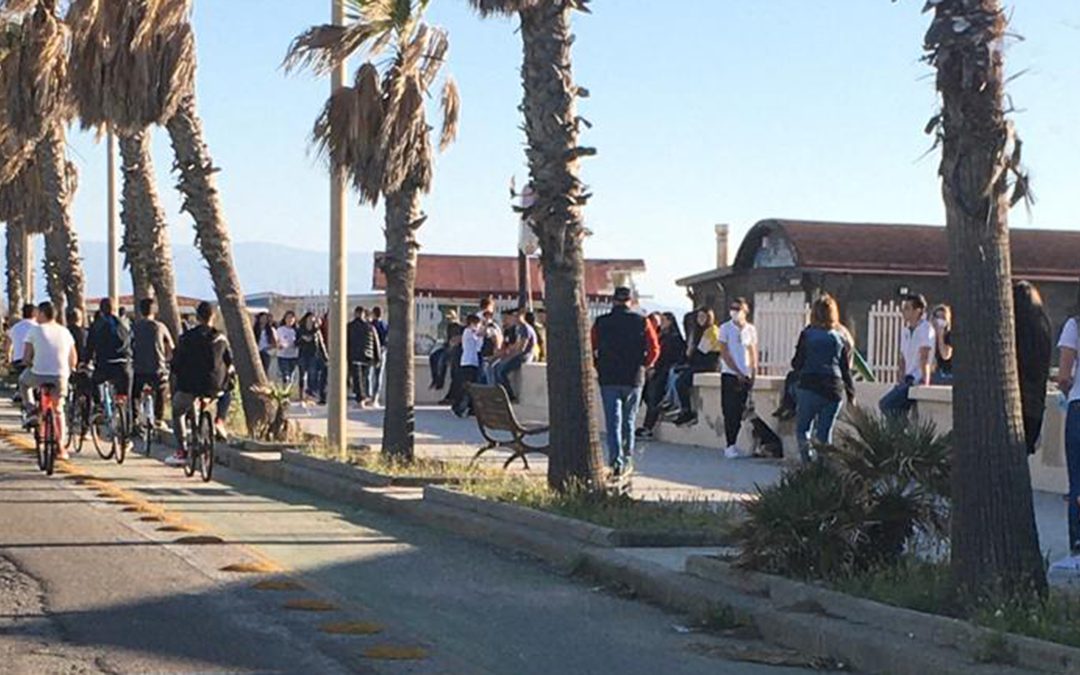 I giovani e le persone che si trovavano sul lungomare di Gioia Tauro