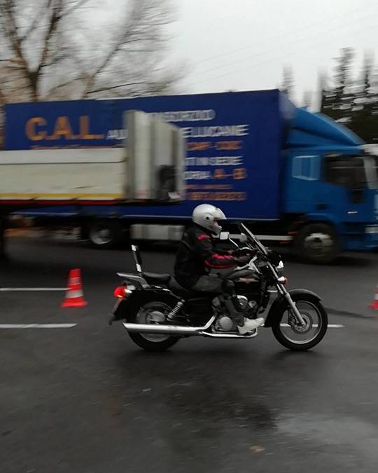 Un esame di scuola guida per moto