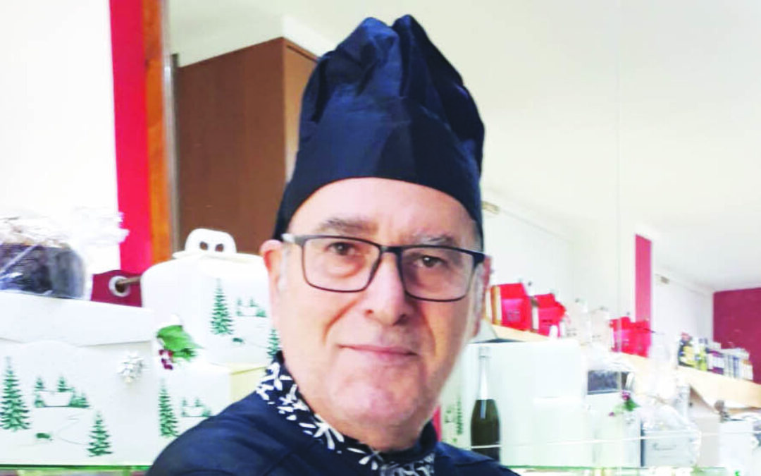 Carlo Lermani nella sua pasticceria