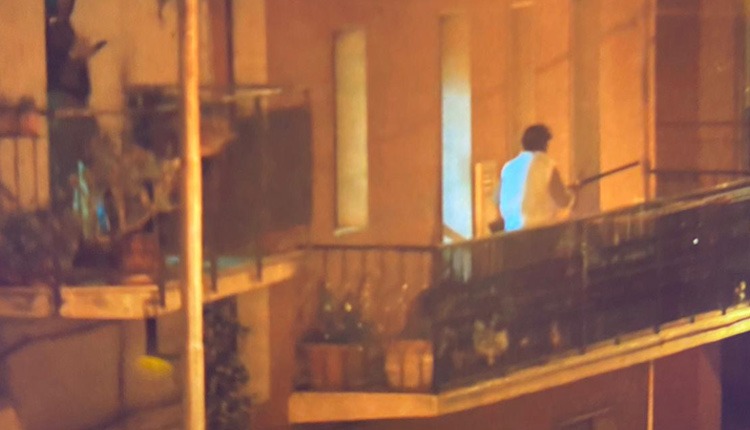 La badante col fucile sul balcone durante la notte