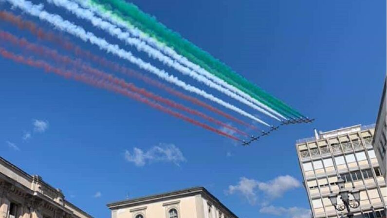 Le Frecce tricolori sorvolano Catanzaro in anticipo rispetto al previsto