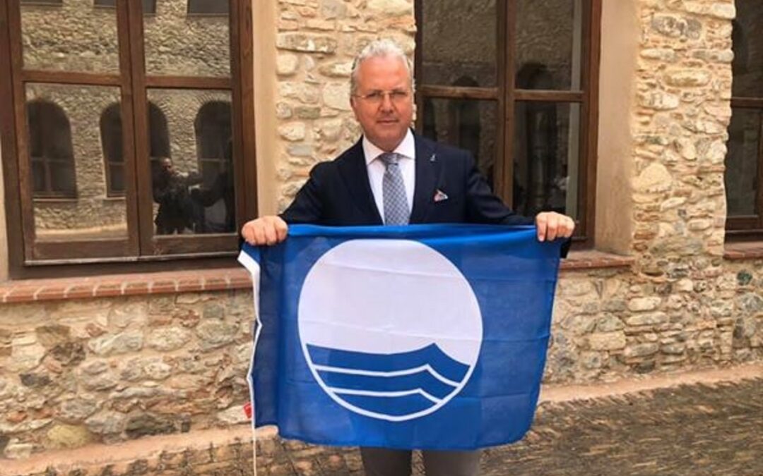Il sindaco di Rocca Imperiale Giuseppe Ranù mostra la bandiera blu