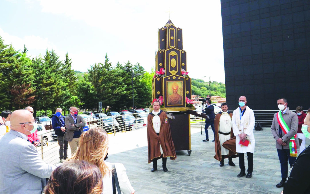 Il tempietto di San Gerardo portato davanti al San Carlo (FOTO MATTIACCI)
