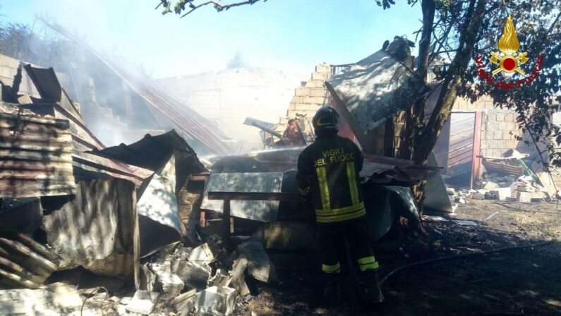 Capannone agricolo in fiamme in provincia di Vibo Valentia