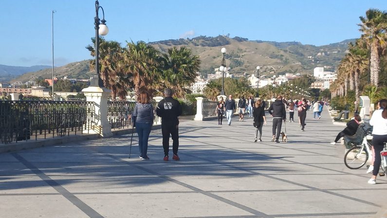 Due ragazzi sorpresi a fare sesso in spiaggia tra la gente, denunciati a Reggio Calabria