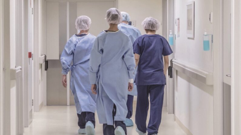 L’infermiera no-vax resta sospesa: il tribunale di Catanzaro respinge il ricorso