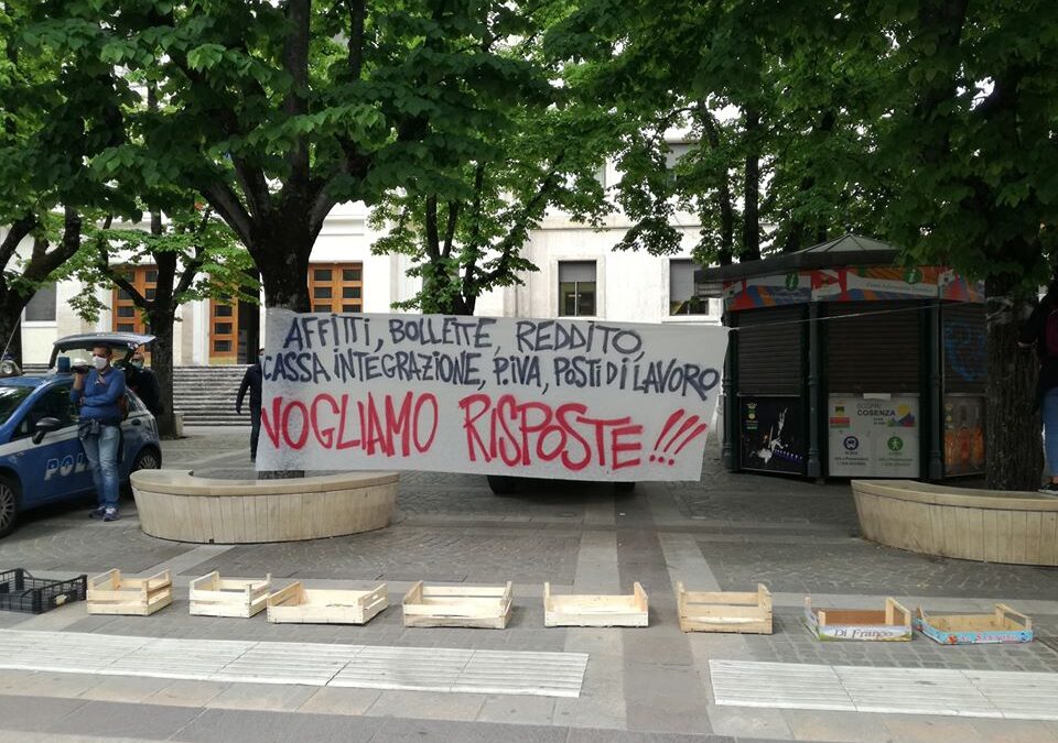 Uno degli striscioni per la protesta