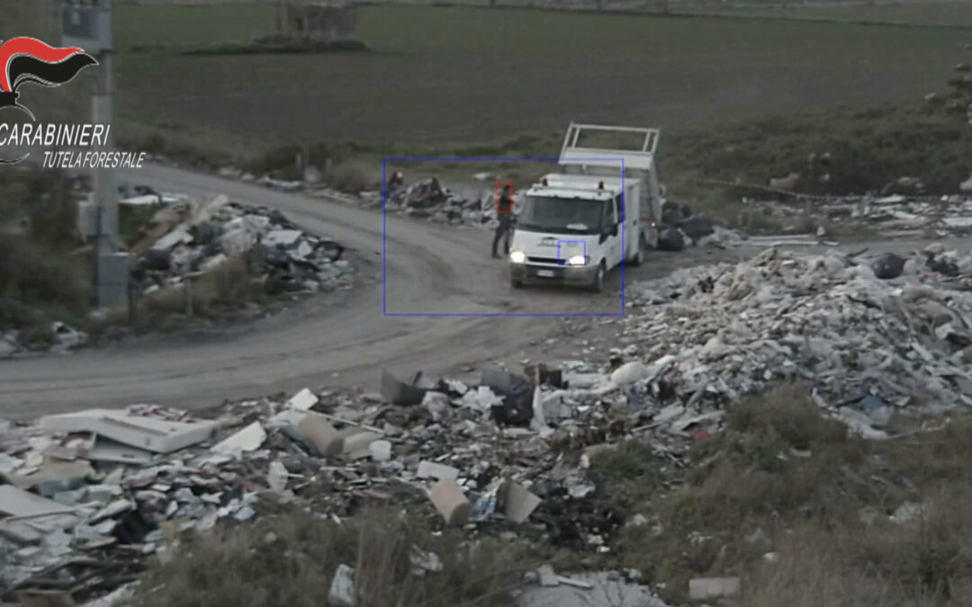 Afragola: imprenditore beccato dalle telecamere a smaltire rifiuti in strada