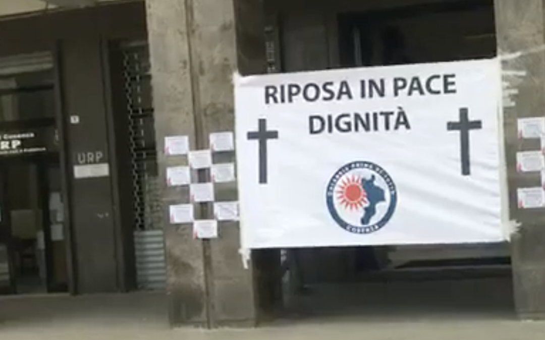 Lo striscione all'ingresso del Comune di Cosenza