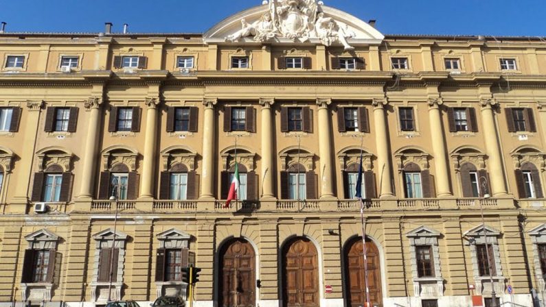 DEF, I GUFI TAGLIANO LA FIDUCIA ALL'ECONOMIA