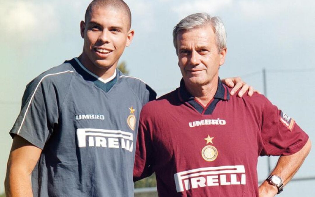 Gigi Simoni, scomparso dopo una lunga malattia all'età di 81 anni, insieme a Ronaldo