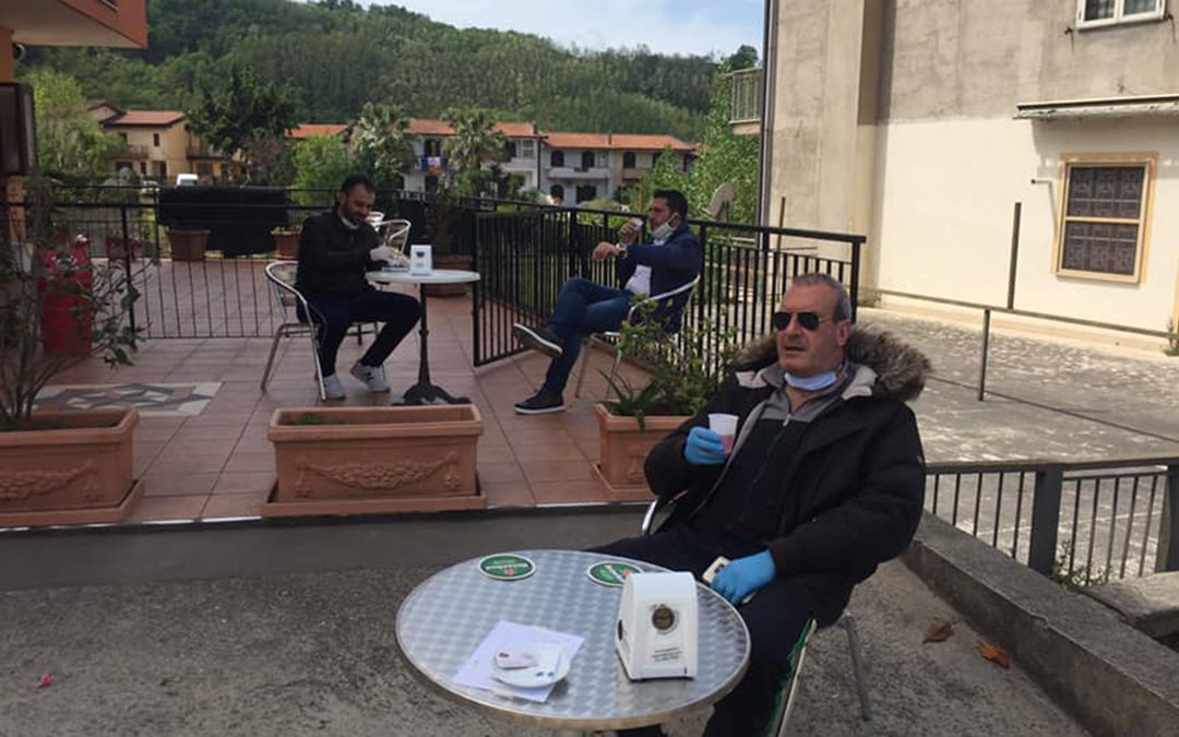 Il sindaco Bartone durante una consumazione presso un bar di Soriano