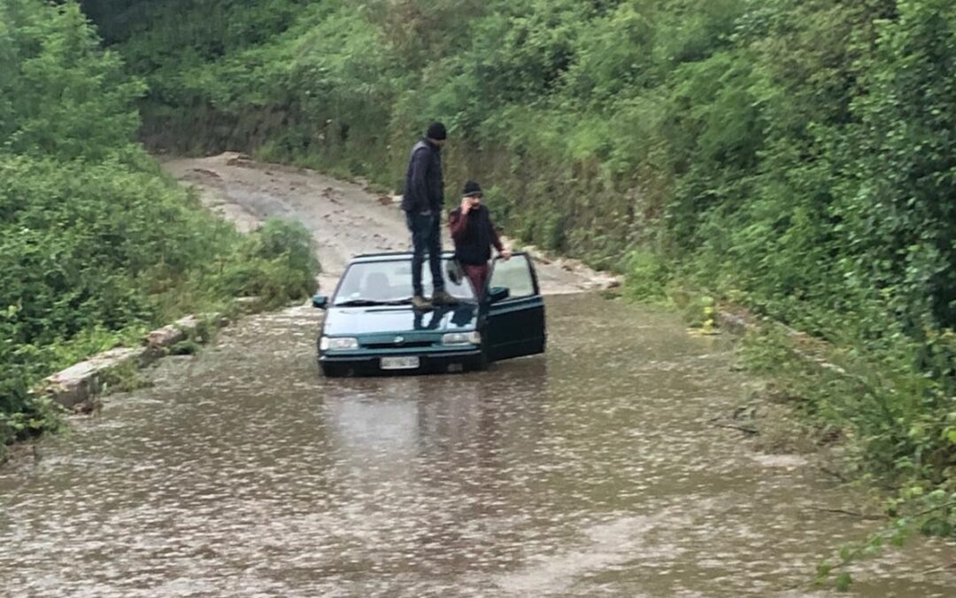 Un'auto rimasta bloccata a Gerocarne
