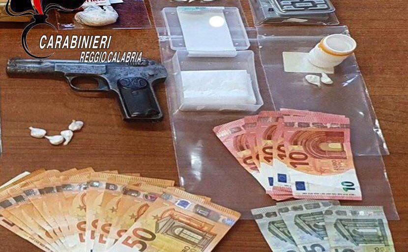 Reggio Calabria: nascondeva in casa una pistola e cocaina, ai domiciliari un pregiudicato 28enne