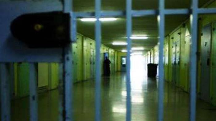 Salerno, violenta protesta in carcere: agenti aggrediti