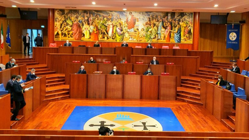Il consiglio regionale della Calabria ha abrogato la legge sui vitalizi, gli interventi in aula