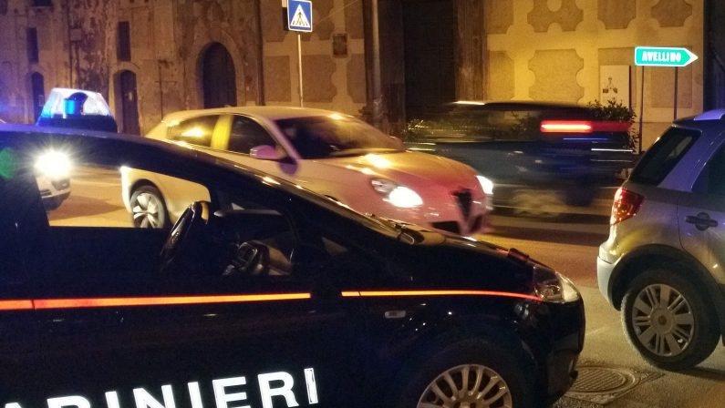 Controlli, fermato dai carabinieri, esibisce un falso tesserino della polizia municipale