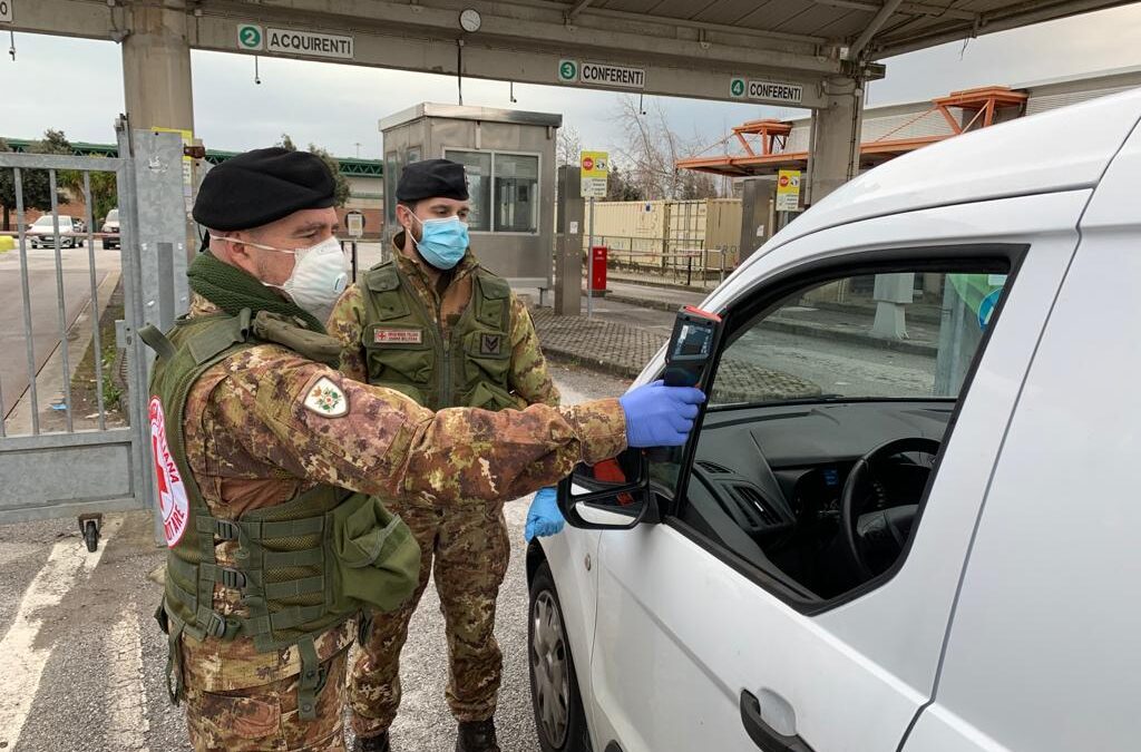 La misurazione della temperatura all'ingresso del Comalca