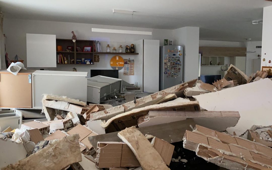 L'appartamento devastato a Matera dopo l'esplosione causata da una fuga di gas