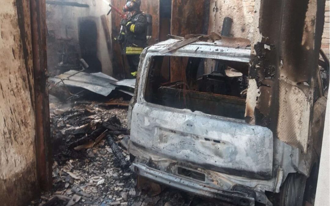 Incendio in un box auto nel Vibonese: distrutta un’auto e diverse attrezzature agricole