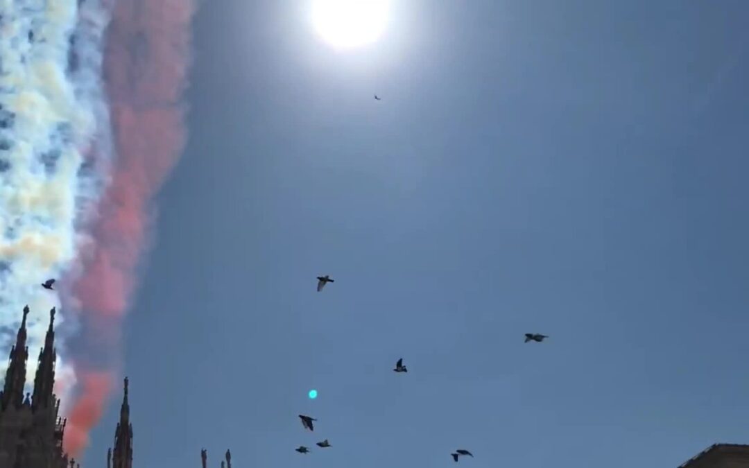 Le Frecce Tricolori sorvolano Piazza del Duomo a Milano