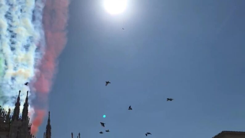 Le Frecce Tricolori sorvolano Piazza del Duomo a Milano
