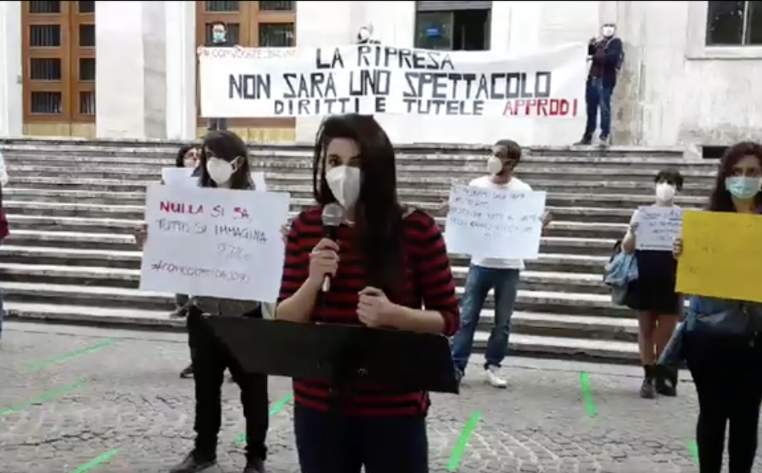 I lavoratori dello spettacolo in piazza a Cosenza: «Il 90% di noi resterà a casa» – VIDEO