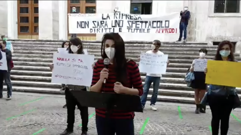 I lavoratori dello spettacolo in piazza a Cosenza: «Il 90% di noi resterà a casa» - VIDEO