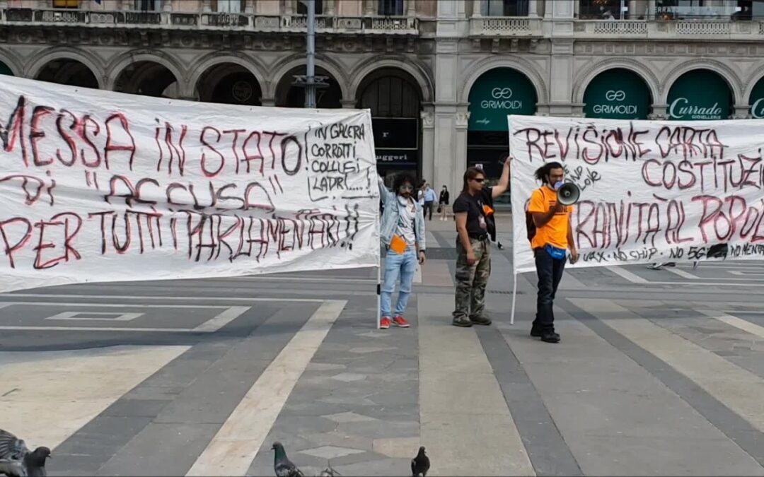 Manifestazione dei ‘gilet arancioni’ in piazza Duomo a Milano