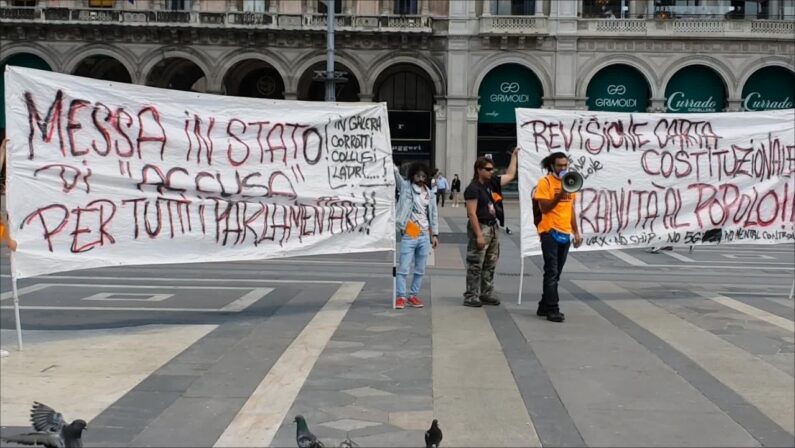 Manifestazione dei ‘gilet arancioni’ in piazza Duomo a Milano