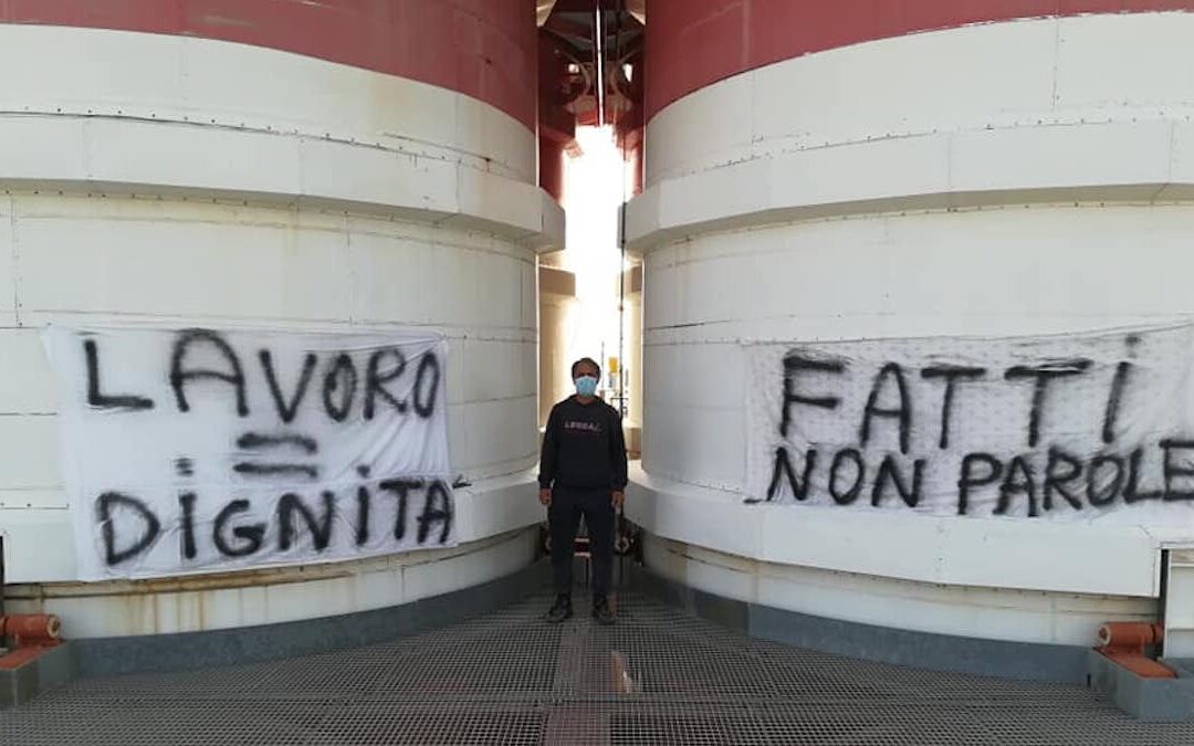 La protesta sulla ciminiera
