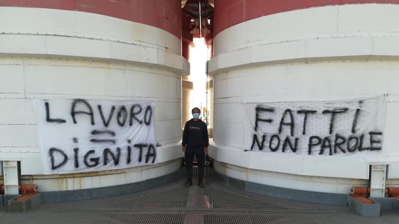 Corigliano Rossano, due operai della centrale Enel salgono per protesta sulla ciminiera: chiedono la stabilizzazione