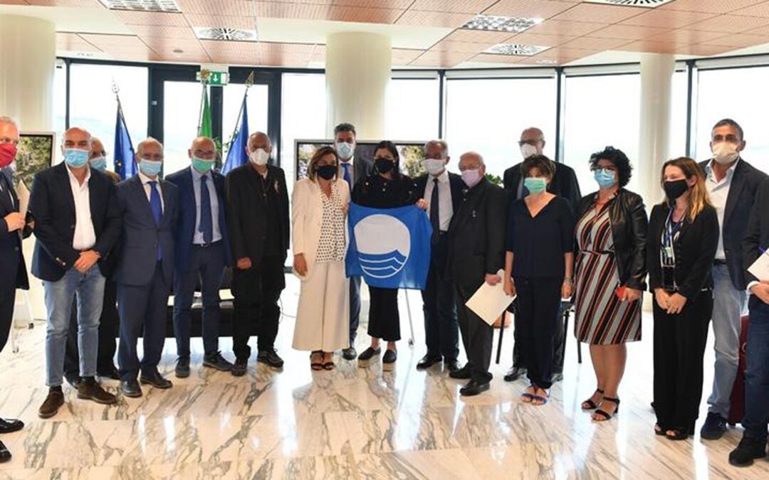 Turismo, nuovi fondi dalla Regione ai Comuni costieri per spiagge e dispositivi anti-Covid
