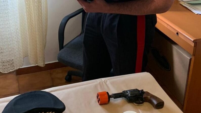 Revolver appeso tra le pistole giocattolo, arrestato nel Catanzarese