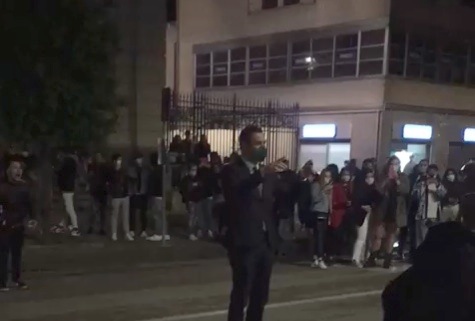 VIDEO - Movida avellinese, il sindaco Festa  dirige cori ultras tra centinaia di ragazzi