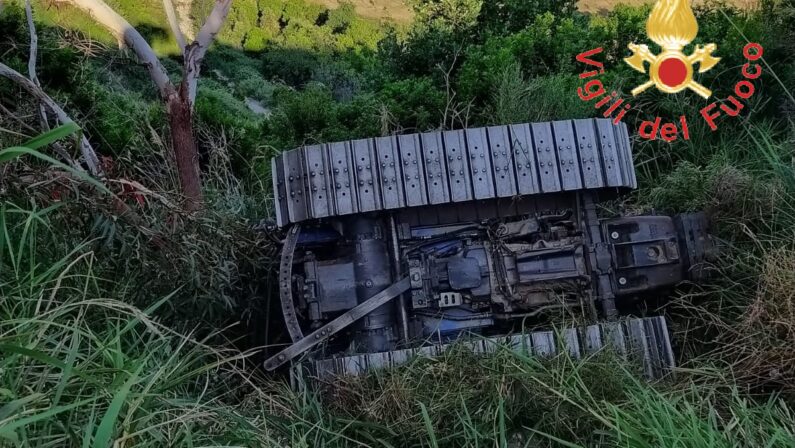 Si ribalta con il trattore mentre lavora la terra, grave un uomo nel Catanzarese